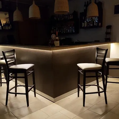 Апартамент Charming 1 Bedroom For Up To 4 Guests *